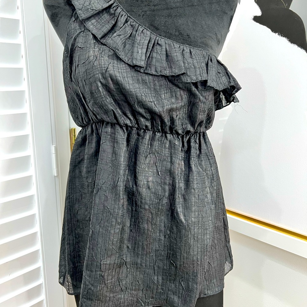 5148 Single-Sleeve Diagonal Cut Ruffled Top in Black, Size M